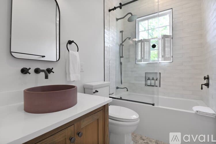 Savannah House: 209 E 45th St