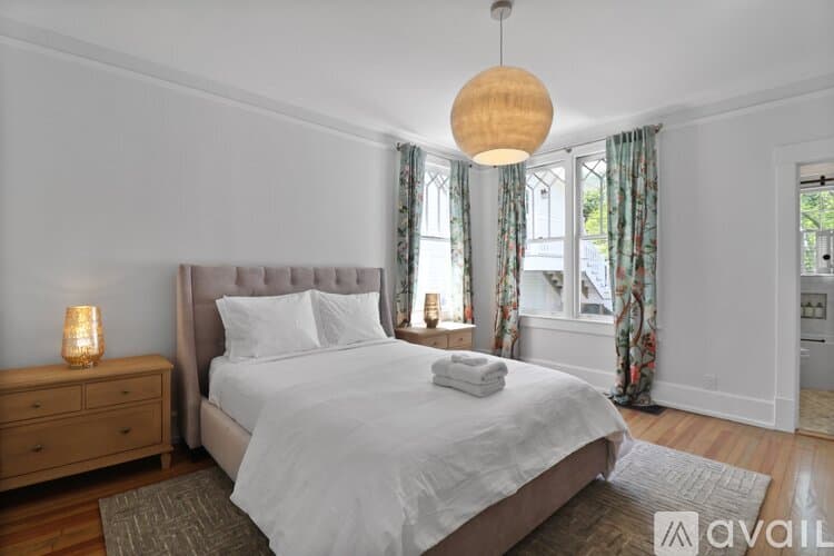 Savannah House: 209 E 45th St