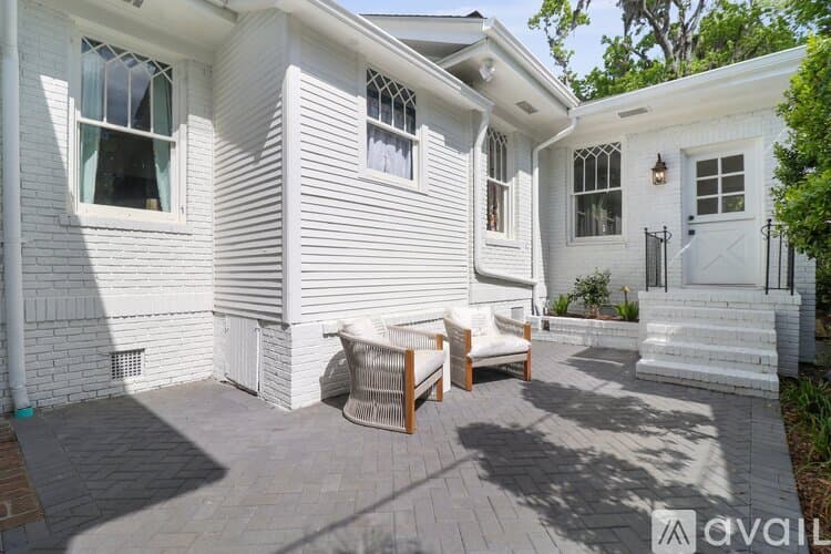 Savannah House: 209 E 45th St