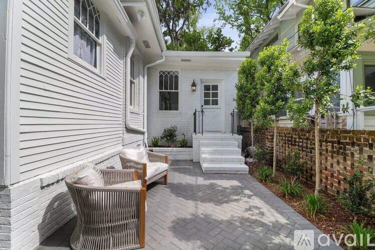 Savannah House: 209 E 45th St