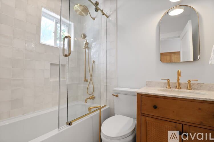 Savannah House: 209 E 45th St