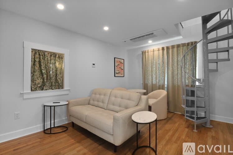 Savannah House: 209 E 45th St