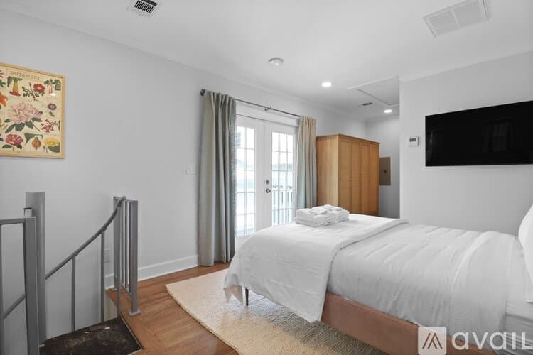Savannah House: 209 E 45th St