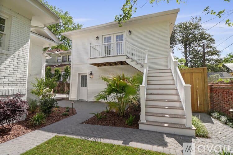 Savannah House: 209 E 45th St