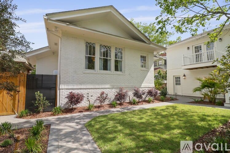 Savannah House: 209 E 45th St