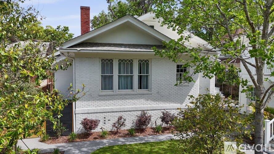 Savannah House: 209 E 45th St