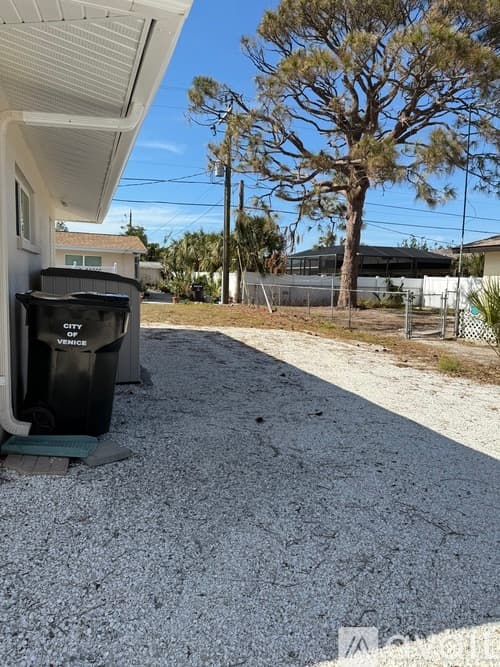 Venice House: 906 Harbor Dr S