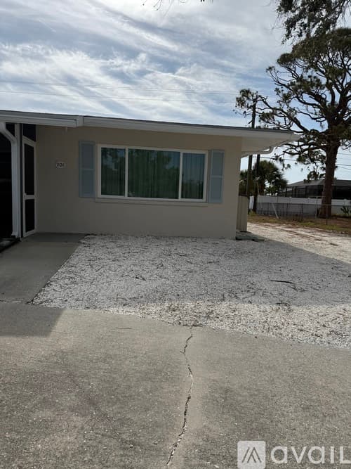 Venice House: 906 Harbor Dr S