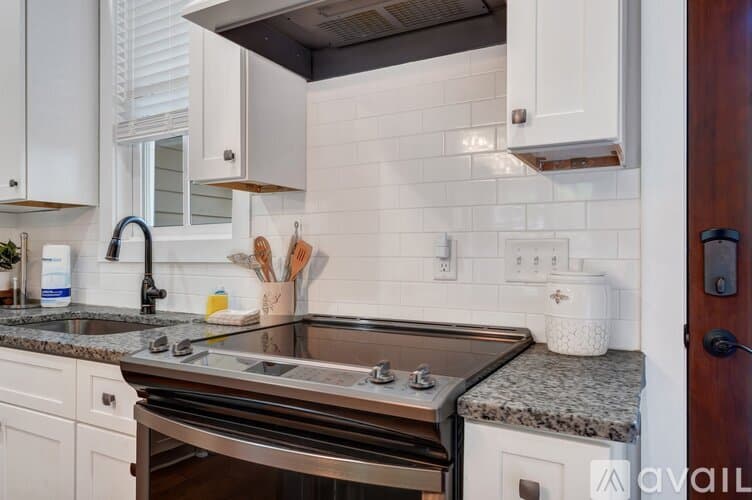 Savannah House: 716 Tattnall St