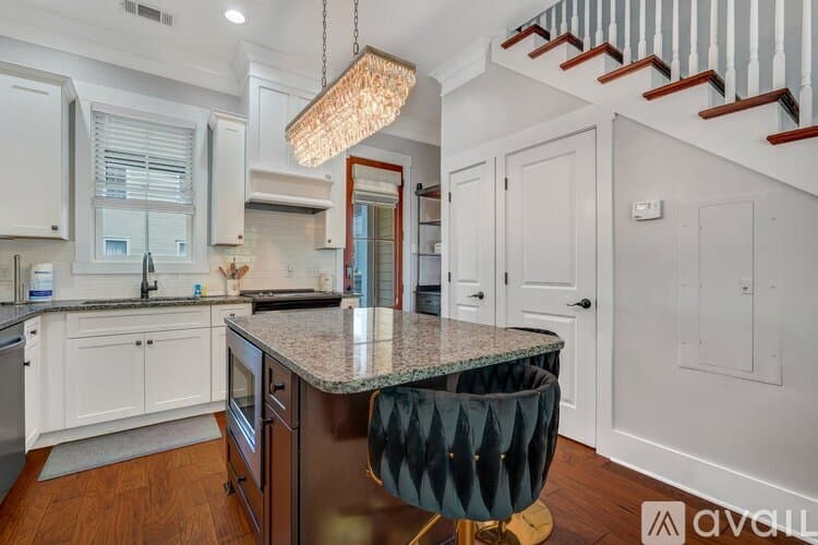 Savannah House: 716 Tattnall St