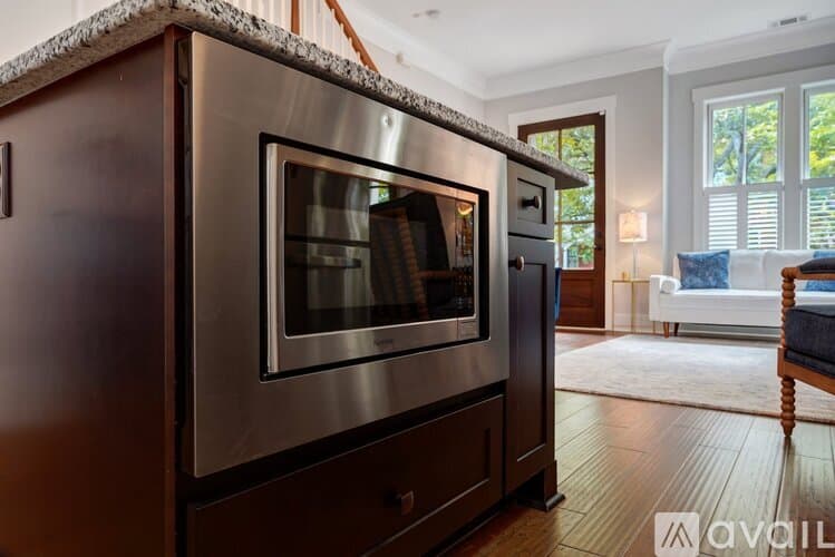 Savannah House: 716 Tattnall St