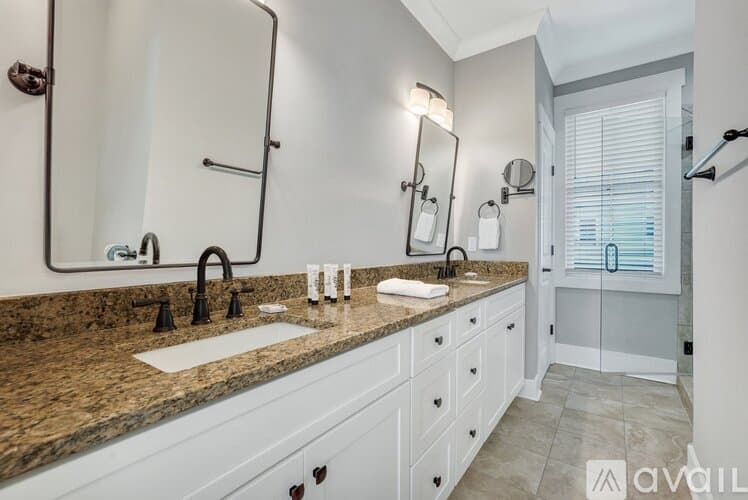 Savannah House: 716 Tattnall St