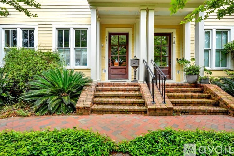 Savannah House: 716 Tattnall St