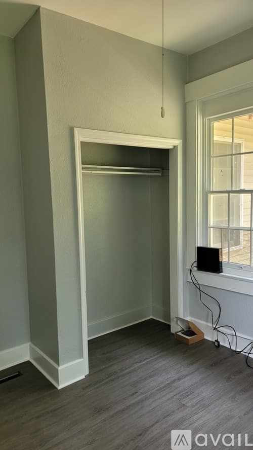 Aurora Apartment: 428 Sunnyside Avenue