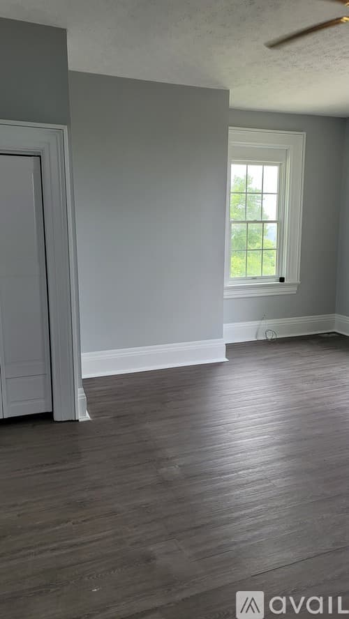 Aurora Apartment: 428 Sunnyside Avenue