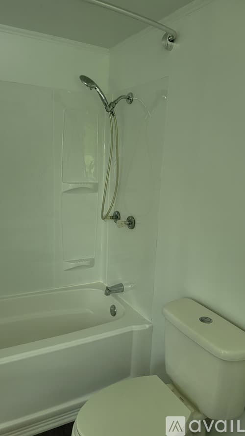 Aurora Apartment: 428 Sunnyside Avenue