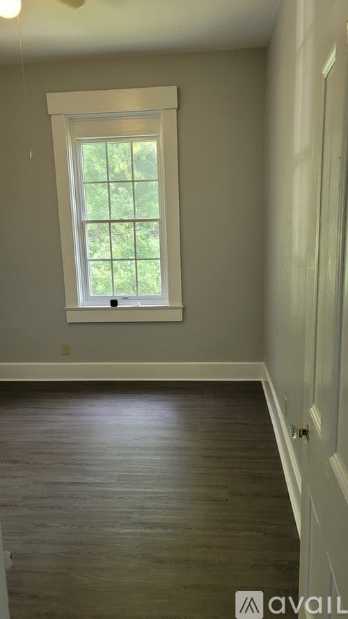 Aurora Apartment: 428 Sunnyside Avenue
