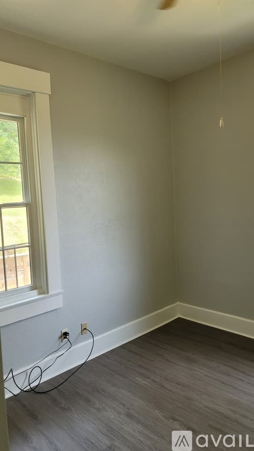 Aurora Apartment: 428 Sunnyside Avenue