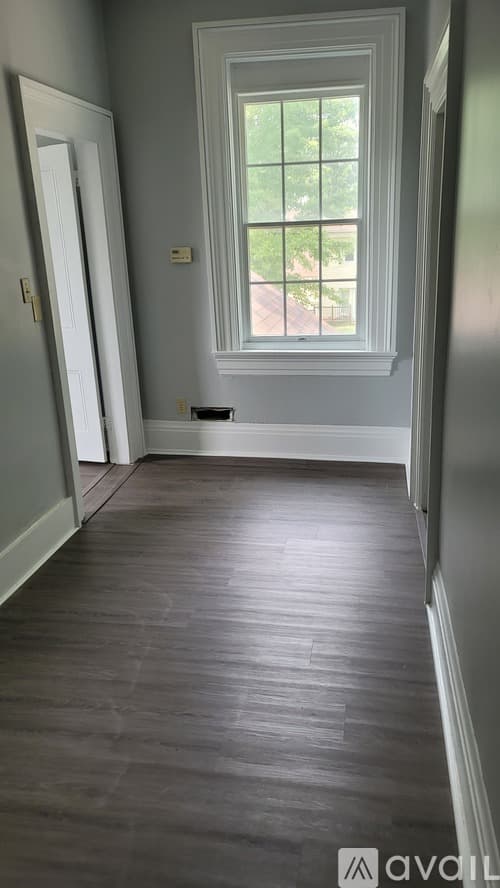 Aurora Apartment: 428 Sunnyside Avenue