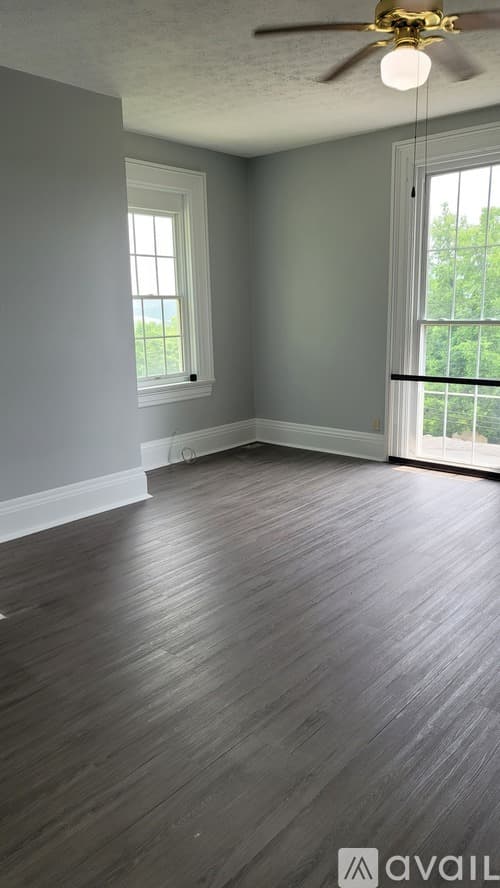 Aurora Apartment: 428 Sunnyside Avenue