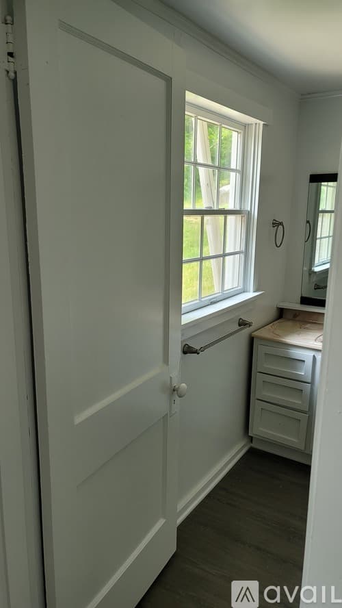 Aurora Apartment: 428 Sunnyside Avenue