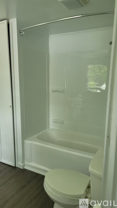Aurora Apartment: 428 Sunnyside Avenue