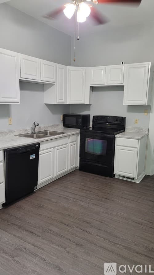 Aurora Apartment: 428 Sunnyside Avenue