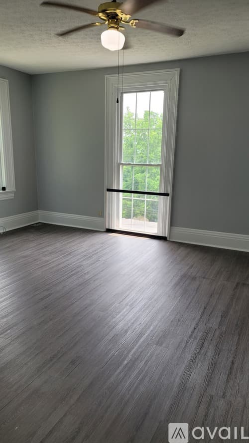 Aurora Apartment: 428 Sunnyside Avenue