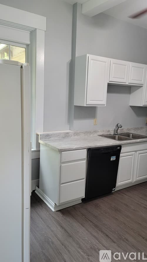 Aurora Apartment: 428 Sunnyside Avenue