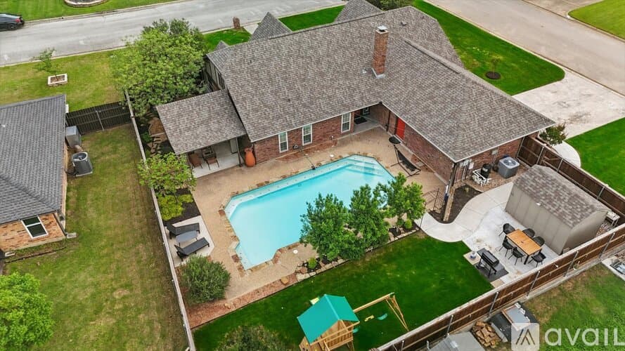Keller House: 328 Shawnee Trail