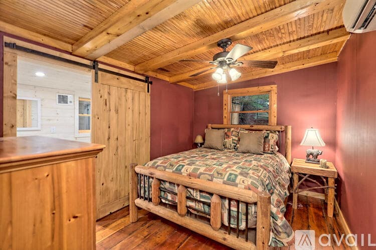 Lakemont House: 6180 Crow Creek Rd