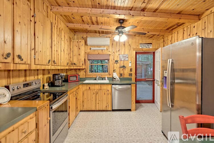Lakemont House: 6180 Crow Creek Rd