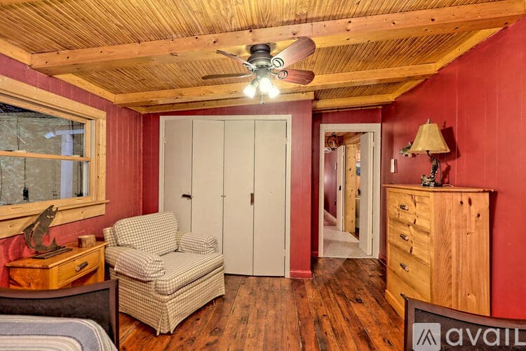 Lakemont House: 6180 Crow Creek Rd