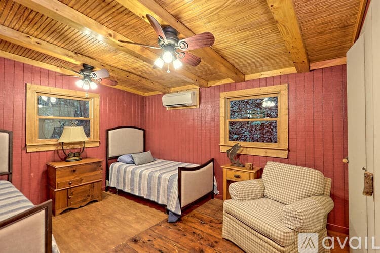 Lakemont House: 6180 Crow Creek Rd