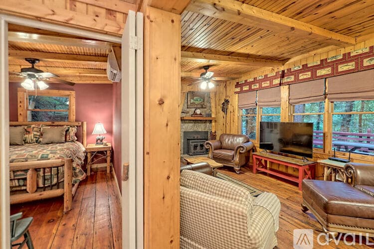 Lakemont House: 6180 Crow Creek Rd