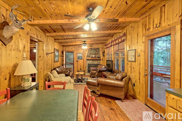 Lakemont House: 6180 Crow Creek Rd