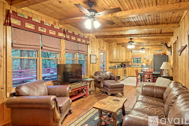 Lakemont House: 6180 Crow Creek Rd
