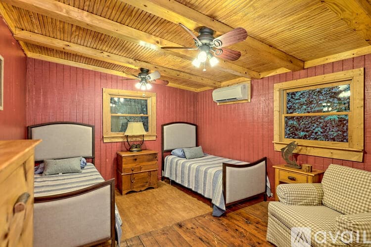 Lakemont House: 6180 Crow Creek Rd