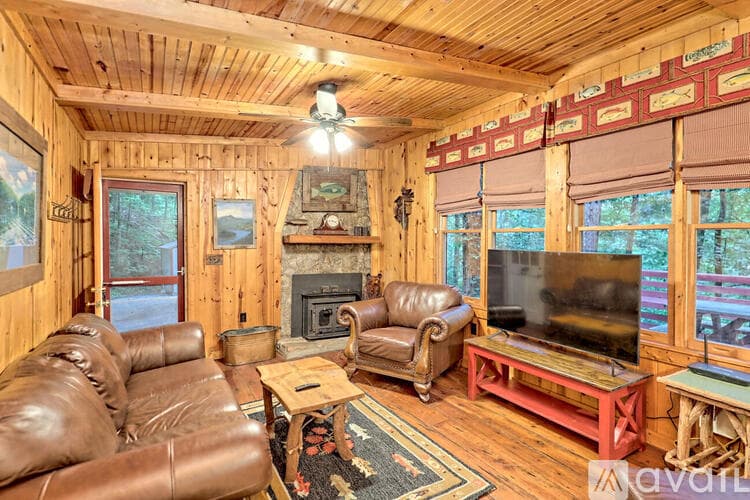 Lakemont House: 6180 Crow Creek Rd