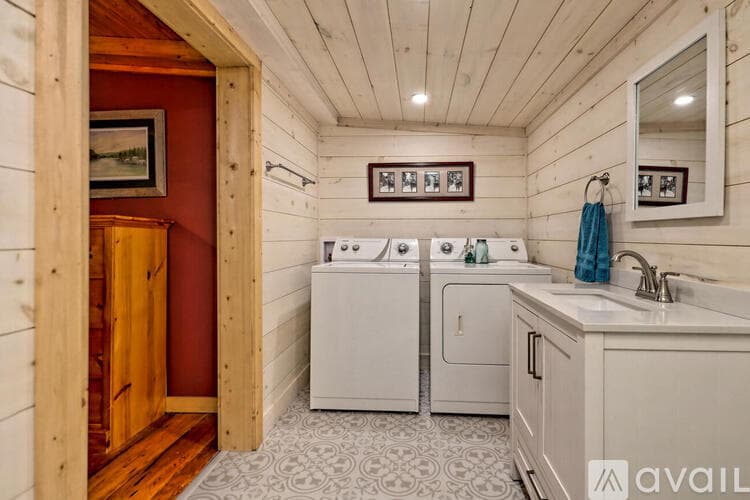 Lakemont House: 6180 Crow Creek Rd