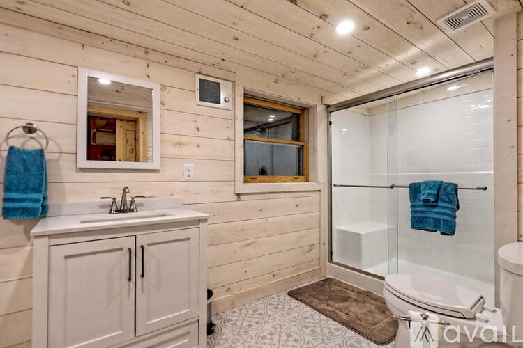 Lakemont House: 6180 Crow Creek Rd