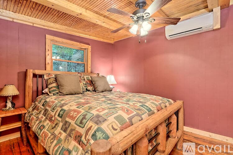 Lakemont House: 6180 Crow Creek Rd