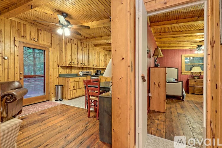 Lakemont House: 6180 Crow Creek Rd