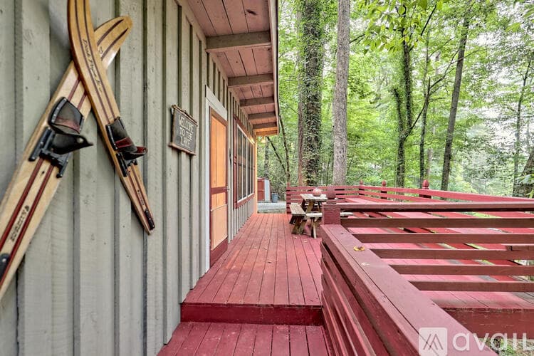 Lakemont House: 6180 Crow Creek Rd