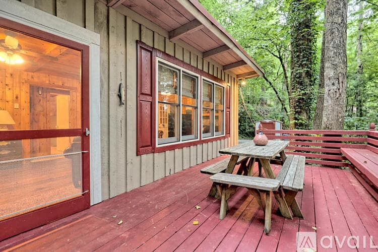 Lakemont House: 6180 Crow Creek Rd
