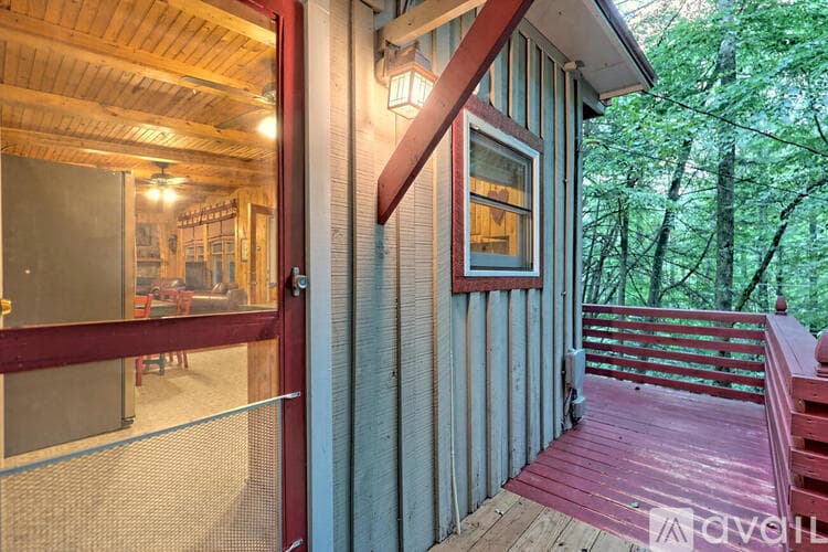 Lakemont House: 6180 Crow Creek Rd
