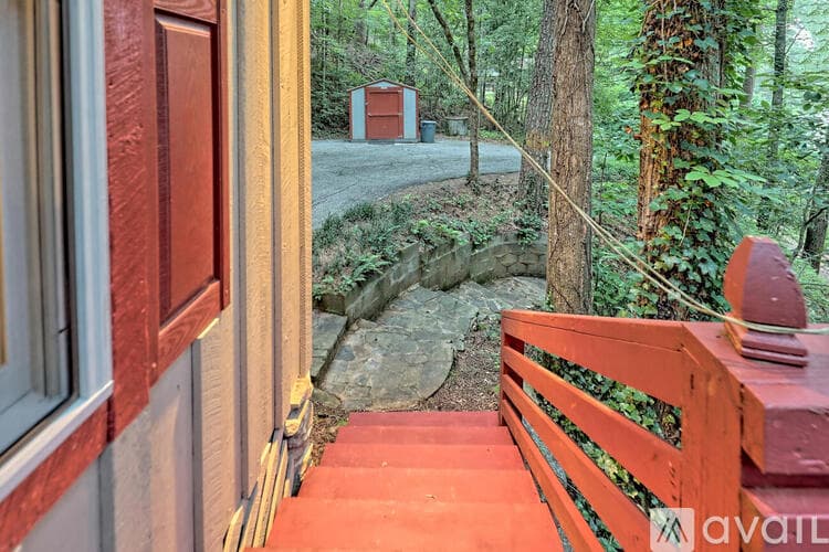 Lakemont House: 6180 Crow Creek Rd