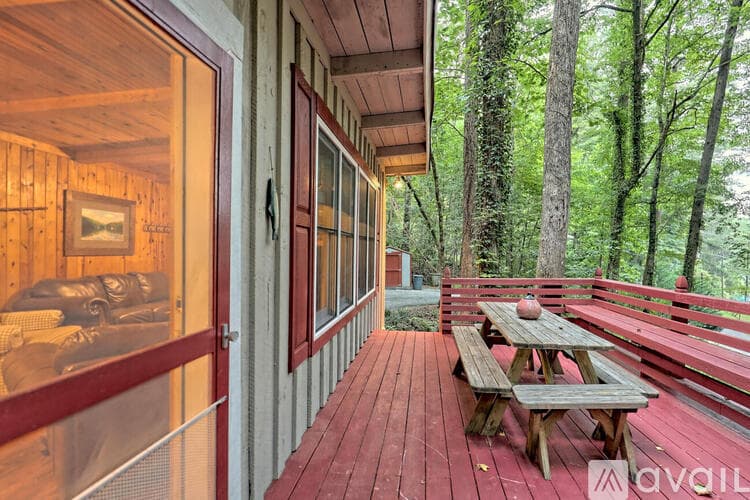 Lakemont House: 6180 Crow Creek Rd