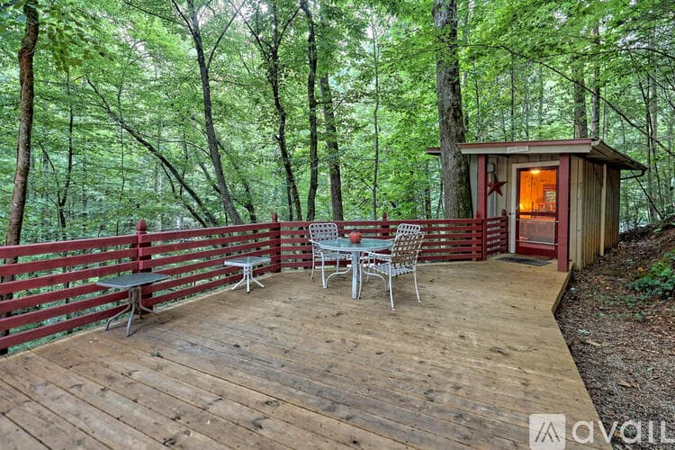 Lakemont House: 6180 Crow Creek Rd