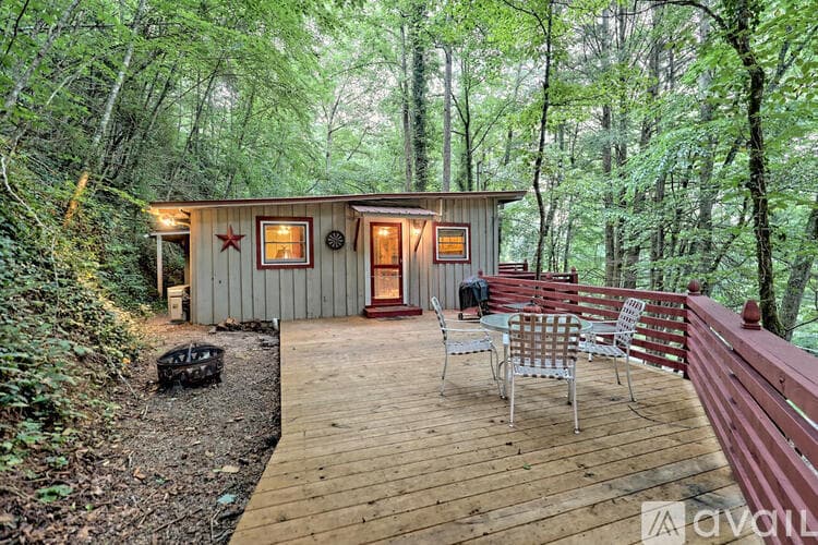 Lakemont House: 6180 Crow Creek Rd